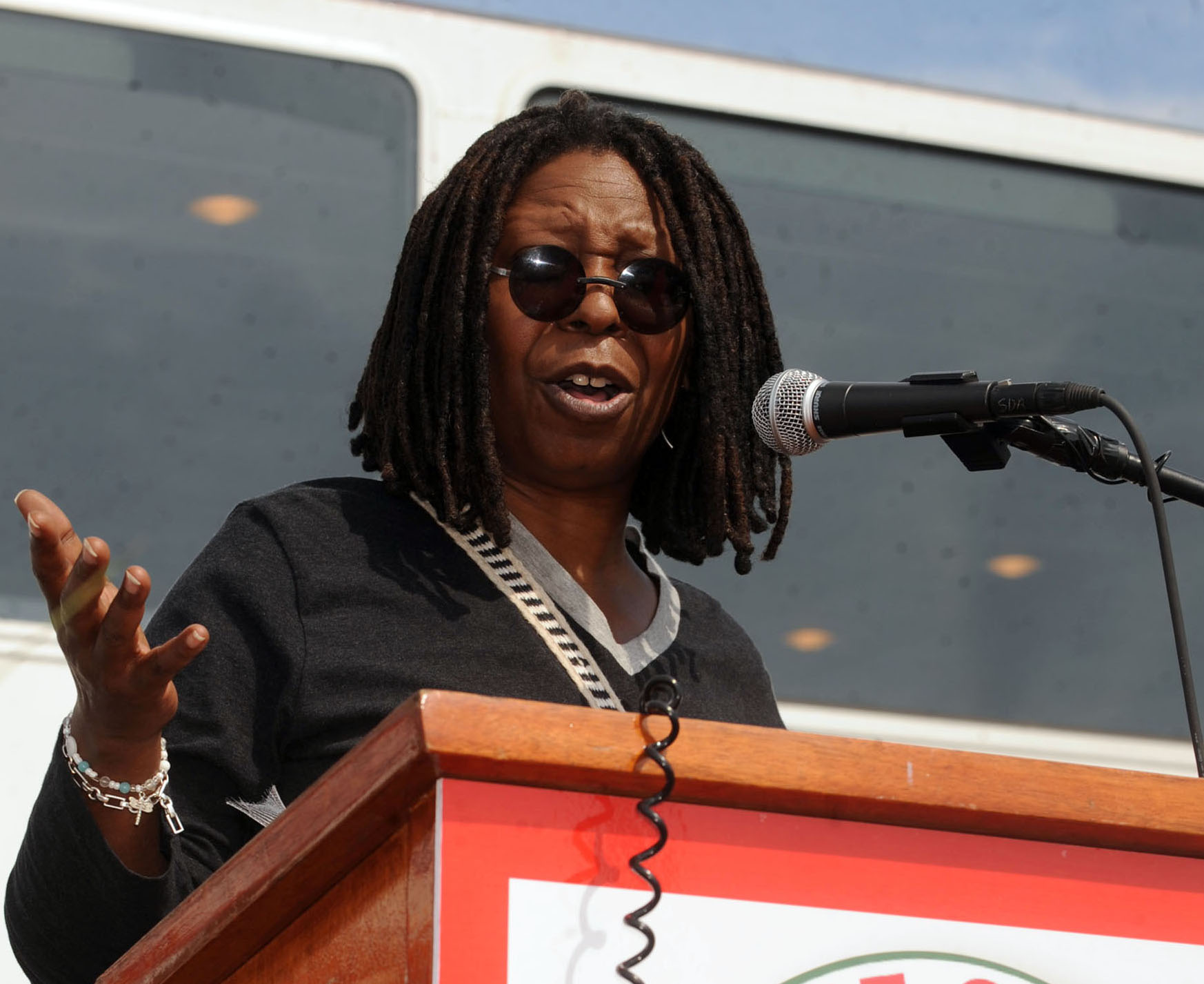 Whoopi Goldberg, suspendată ca gazdă TV după ce a spus că Holocaustul „nu a fost despre rasă”