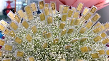 Cadou de Ziua Femeii. Un bărbat a comandat un buchet de flori de aur