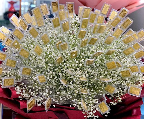 Cadou de Ziua Femeii. Un bărbat a comandat un buchet de flori de aur