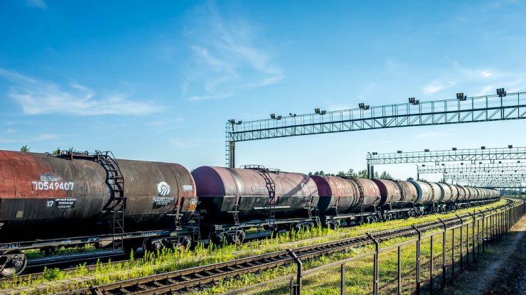 SUA și aliații europeni discută interzicerea importurilor de petrol rusesc