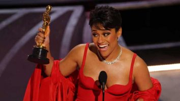 Ariana DeBose intră în istorie. Este prima femeie de culoare, lesbiană, care a câștigat un Oscar pentru actorie