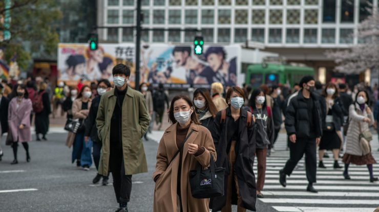 Japonia se pregătește să elimine toate restricțiile COVID pe măsură ce noile infecții scad