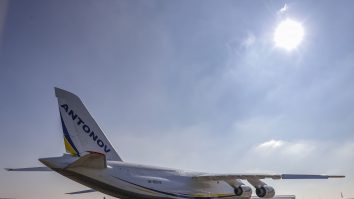 ANPC: Românii au dreptul să ceară compensaţii de până la 600 de euro daca li se anulează zborul