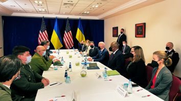 Biden s-a întâlnit cu oficiali ucraineni la Varșovia și a discutat cu președintele polonez