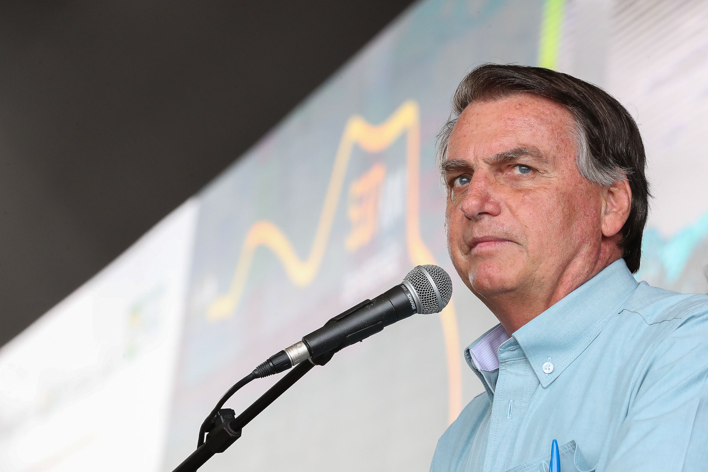Brazilia: Bolsonaro extrage de pe pământuri indigene, folosindu-se de război