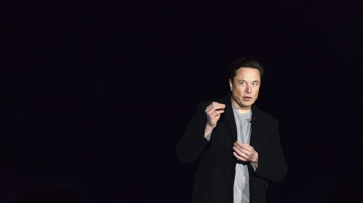 Elon Musk spune că va demisiona din funcția de CEO al Twitter „imediat ce va găsi pe cineva suficient de nebun să accepte postul”