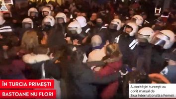 VIDEO. De 8 martie, femeile din Istanbul au primit bastoane în loc de flori