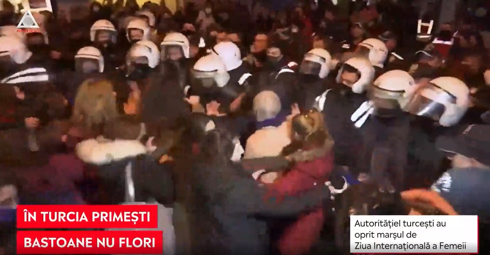 VIDEO. De 8 martie, femeile din Istanbul au primit bastoane în loc de flori