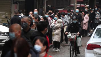 Shanghai impune carantina pentru testare din cauza numărului mare de cazuri COVID