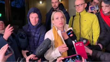 Patru avocați vor să o apere pe jurnalista care a denunțat propaganda rusească, în direct, la televiziunea de stat. Un proces a avut loc. Jurnalista a fost amendată