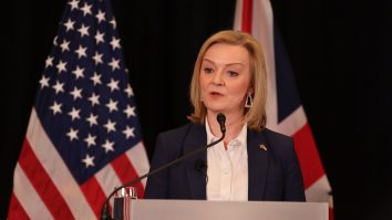 Consiliile îi cer lui Liz Truss să onoreze promisiunea de finanțare de 13 miliarde de lire sterline pentru asistența socială