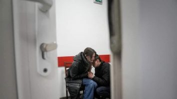 Durerea surprinsă în imagini. Un bebeluș de 18 luni, ucis în atacul de la Mariupol