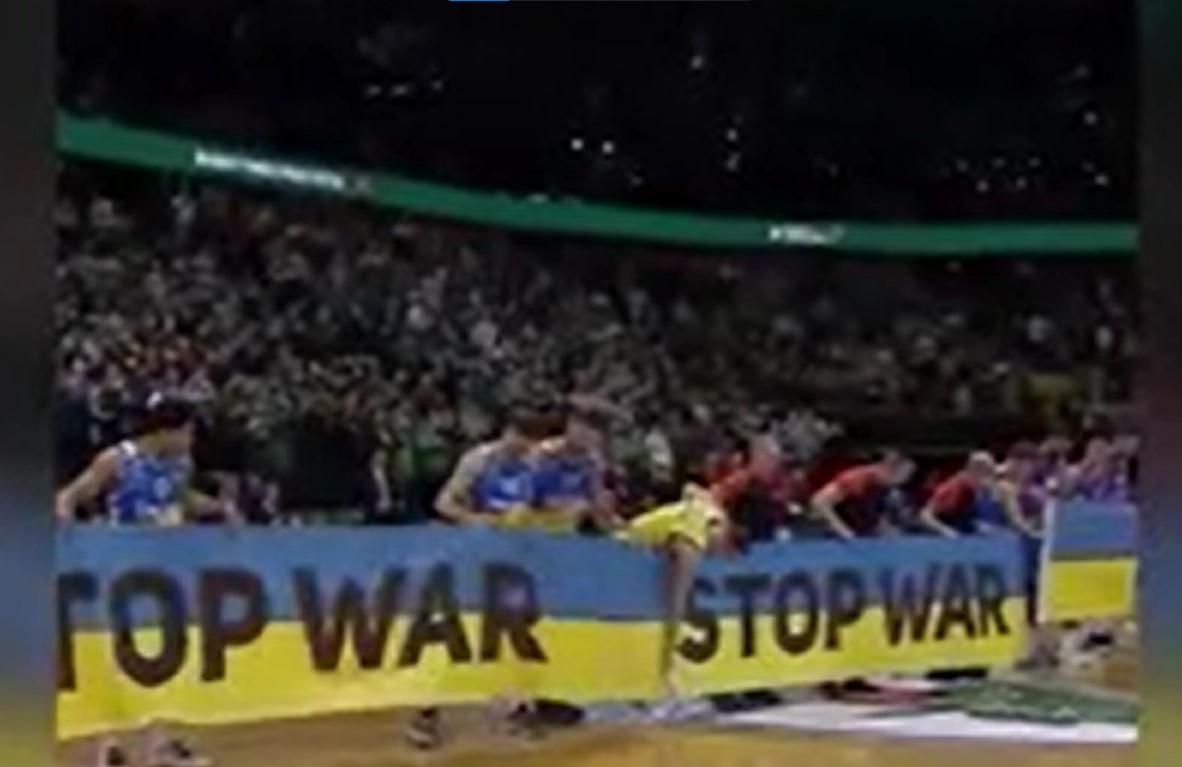 VIDEO. Echipa de baschet a Lituaniei a purtat culorile steagului ucrainean la meciul împotriva Barcelonei