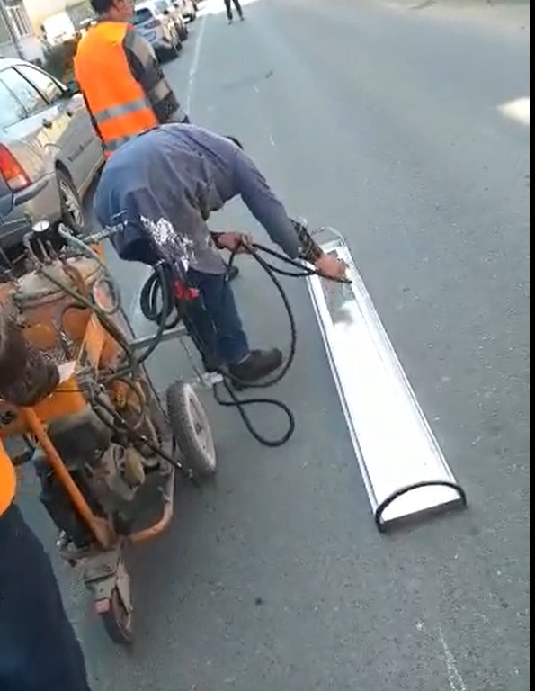 Pe șoselele din Drăgășani se conduce ca în Metavers. Marcajul strâmb a stârnit valuri de ironii pe rețelele de socializare