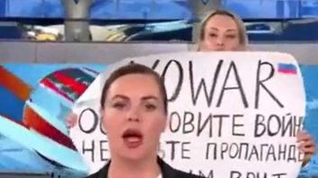 Jurnalista rusă care a protestat la TV împotriva războiului din Ucraina, arestată și locuința ei percheziționată