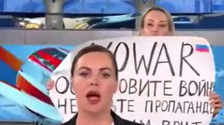 Jurnalista rusă care a protestat la TV împotriva războiului din Ucraina, arestată și locuința ei percheziționată