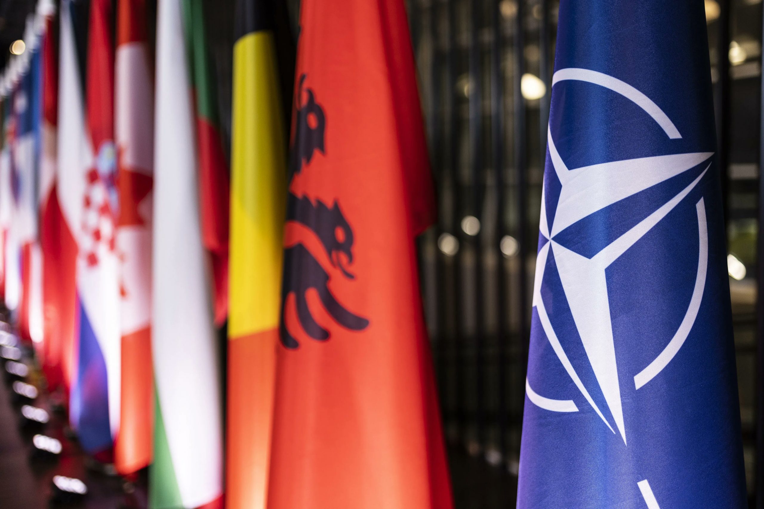 Miniștrii apărării din țările membre NATO se reunesc să discute despre întărirea mijloacelor de apărare în statele din Europa de Est