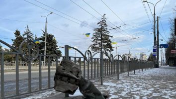 Rusia distruge tot ce-i stă în cale la porțile Kievului: o bază aeriană, depozite de petrol, rețele electrice…