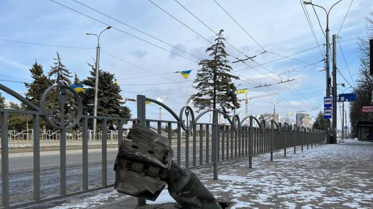 Rusia distruge tot ce-i stă în cale la porțile Kievului: o bază aeriană, depozite de petrol, rețele electrice…