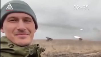 VIDEO. Soldatul rus care s-a filmat zâmbind în timp ce camarazii lui aruncau rachete, a fost capturat