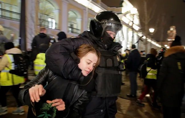 Peste 600 de persoane au fost, miercuri, reținute în Rusia, la protestele împotriva războiului