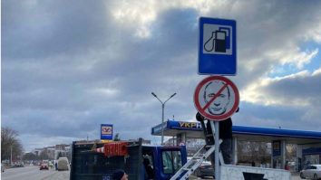 Ucraina își bate joc de trupele rusești cu ajutorul indicatoarelor rutiere