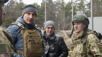 Primarul Kievului: Un bloc de zece etaje din Kiev, avariat grav în urma unei explozii cauzate de un obuz