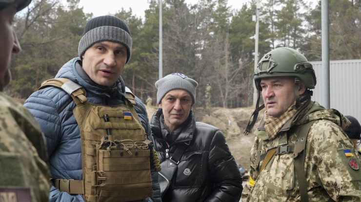 Primarul Kievului: Un bloc de zece etaje din Kiev, avariat grav în urma unei explozii cauzate de un obuz