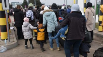 UNICEF: Peste jumătate dintre copiii ucraineni, strămutaţi după o lună de război