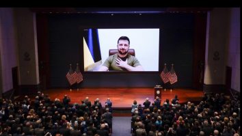 Tricoul lui Zelenski stârnește controverse și valuri de comentarii online: „Președintele Ucrainei nu are un costum?”