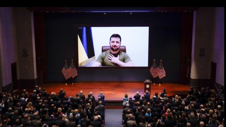 Tricoul lui Zelenski stârnește controverse și valuri de comentarii online: „Președintele Ucrainei nu are un costum?”