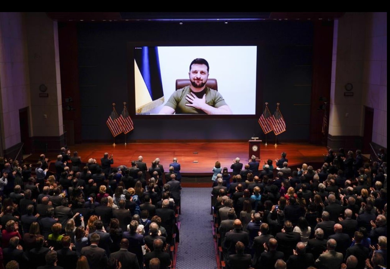 Tricoul lui Zelenski stârnește controverse și valuri de comentarii online: „Președintele Ucrainei nu are un costum?”