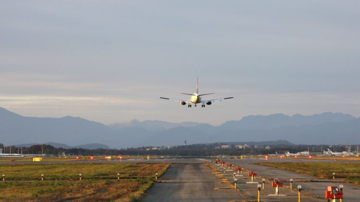 Un avion privat, cu cetățeni ruși, a fost reținut în aeroportul Yellowknife, din Canada