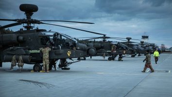 Marea Britanie trimite în Ucraina elicoptere Apache înarmate cu rachete letale Hellfire