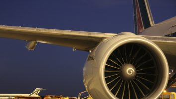 Un avion s-a prăbușit și a luat foc pe Aeroportul Internațional din Miami