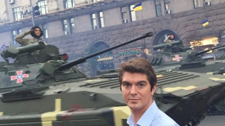 Jurnalistul Benjamin Hall, rănit într-un atac al artileriei rusești în Ucraina, a părăsit țara și se află în proces de recuperare