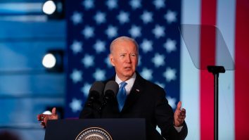 Biden anunță măsuri pentru a combate creşterea preţurilor la carburanți. „Bugetele noastre nu trebuie să depindă de un dictator care declară război”