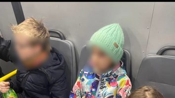 Mai mulți copii au fost arestați la Moscova pentru că au depus flori la ambasada Ucrainei