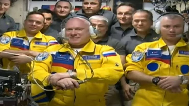 Echipajul rus a purtat culorile drapelului ucrainean la îmbarcarea pe Stația Spațială Internațională