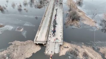 2.000 de locuitori au fost evacuați sâmbătă din Kiev. Consilier Zelenski: „Rușii nu își respectă angajamentele față de civili”