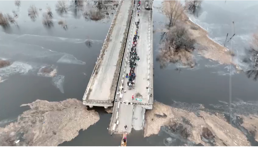 2.000 de locuitori au fost evacuați sâmbătă din Kiev. Consilier Zelenski: „Rușii nu își respectă angajamentele față de civili”