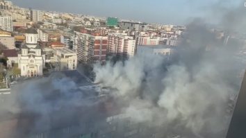 Incendiu masiv în Capitală. Clădirea magazinului Prosper a fost complet distrusă