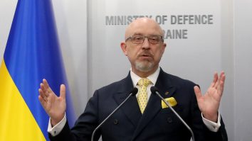 Oficialii de la Kiev: Rușii au violat o femeie de față cu fiul său