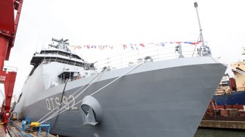 O navă ancorată în Marea Neagră a fost lovită de o rachetă