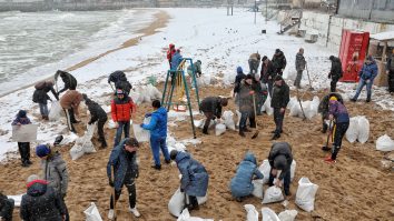 Locuitorii din Odesa încarcă saci cu nisip, pentru a-i încetini pe ruși