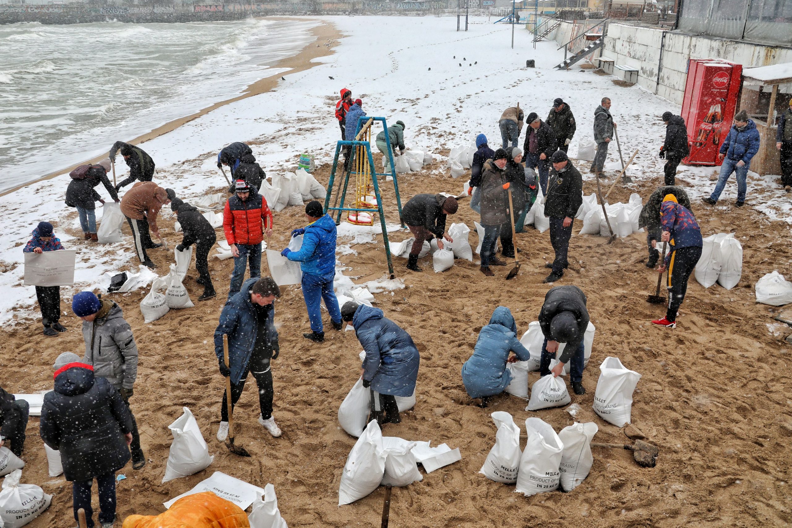 Locuitorii din Odesa încarcă saci cu nisip, pentru a-i încetini pe ruși