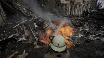 O faimoasă mănăstire din Ucraina a luat foc după un atac rusesc