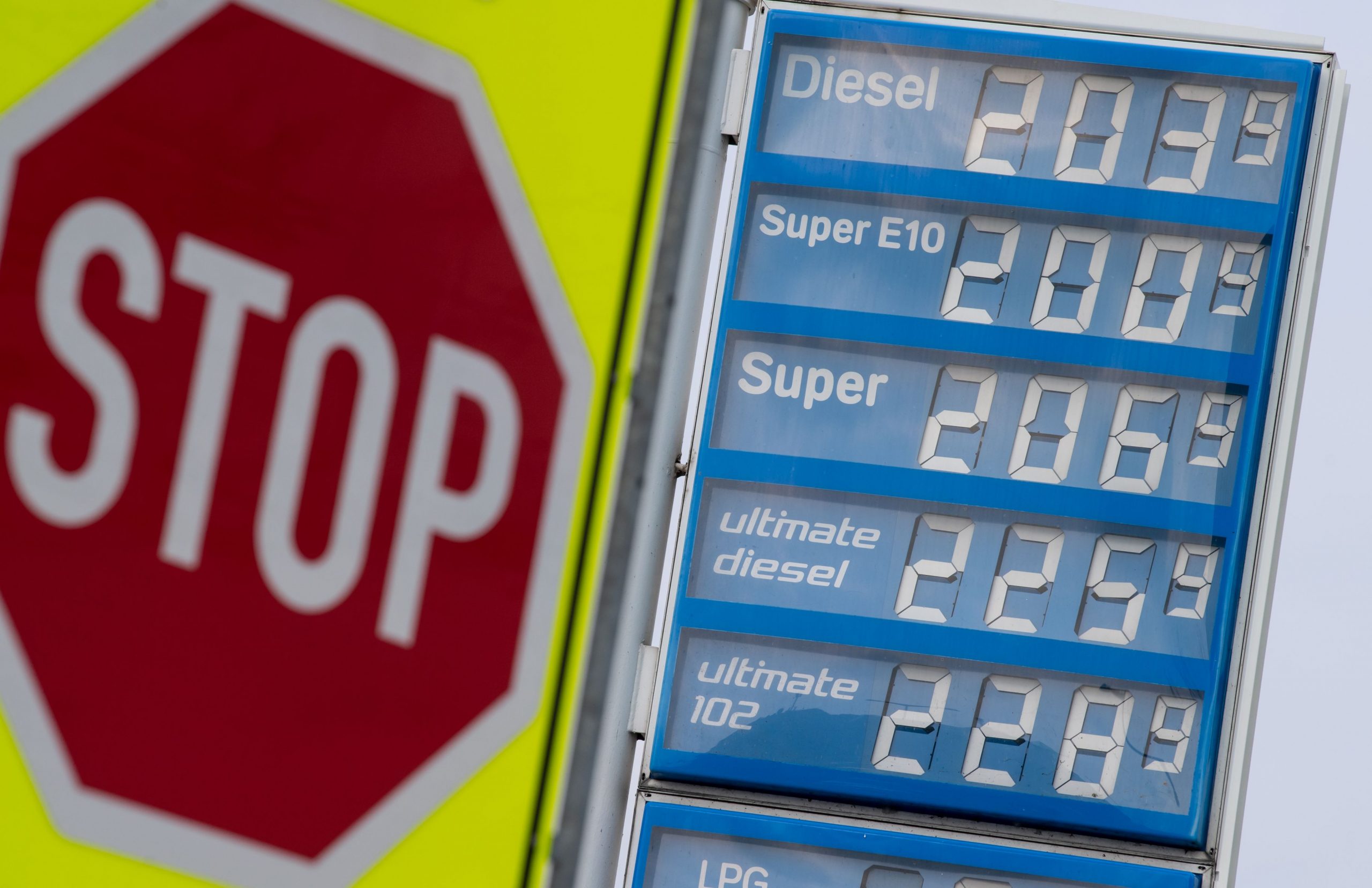 SUA interzic petrolul rusesc, iar economia globală este afectată