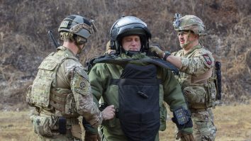 Rușii abandonează armele și fug de bombardamentele ucrainene, în timp ce ucrainenii văd „începutul sfârșitului” războiului