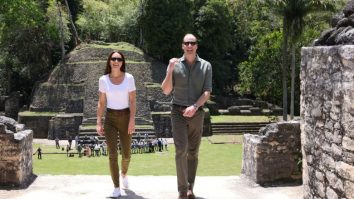 Cuplul regal britanic urcă pe piramidele antice din Belize și vizitează forțele armate britanice